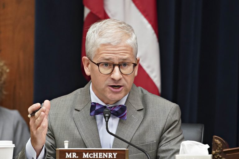 Kongre Üyesi Patrick McHenry, Düzenleyicilere Reaksiyon Gösterdi