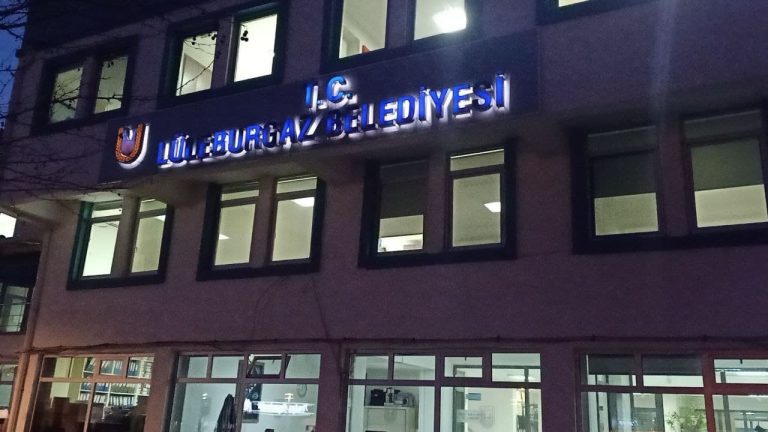 Lüleburgaz Belediyesi, Belediye Binasının Metaverse’de 10 Dolara Satılmasına Esprili Bir Lisanla Sitem Etti