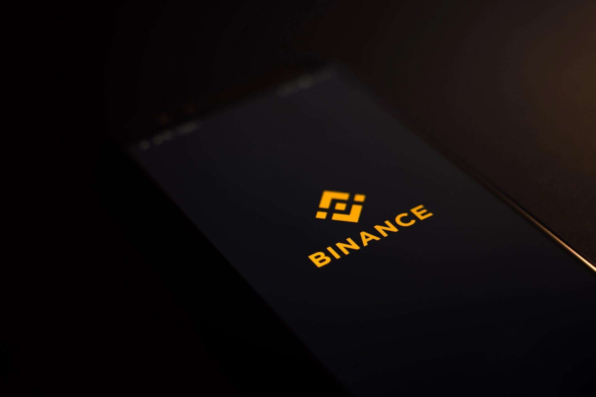 Kolombiyalı Kullanıcılar, Fonların Engellenmesi Gerekçesiyle Binance’e Dava Açtı