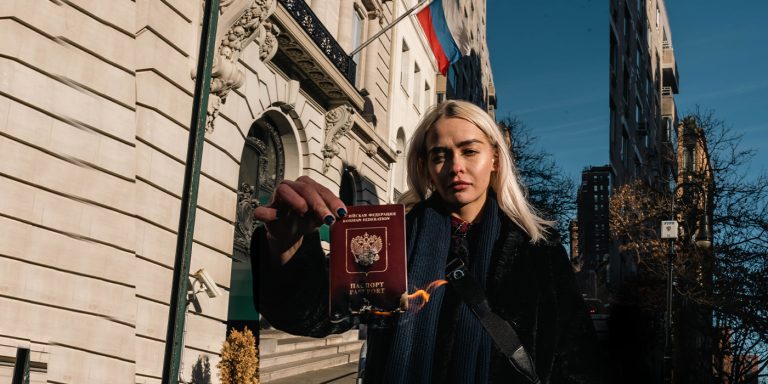 Rus Sanatçı Olive Allen ABD’de Pasaportunu Yaktı, Manzaraları NFT Olarak Satışa Sundu