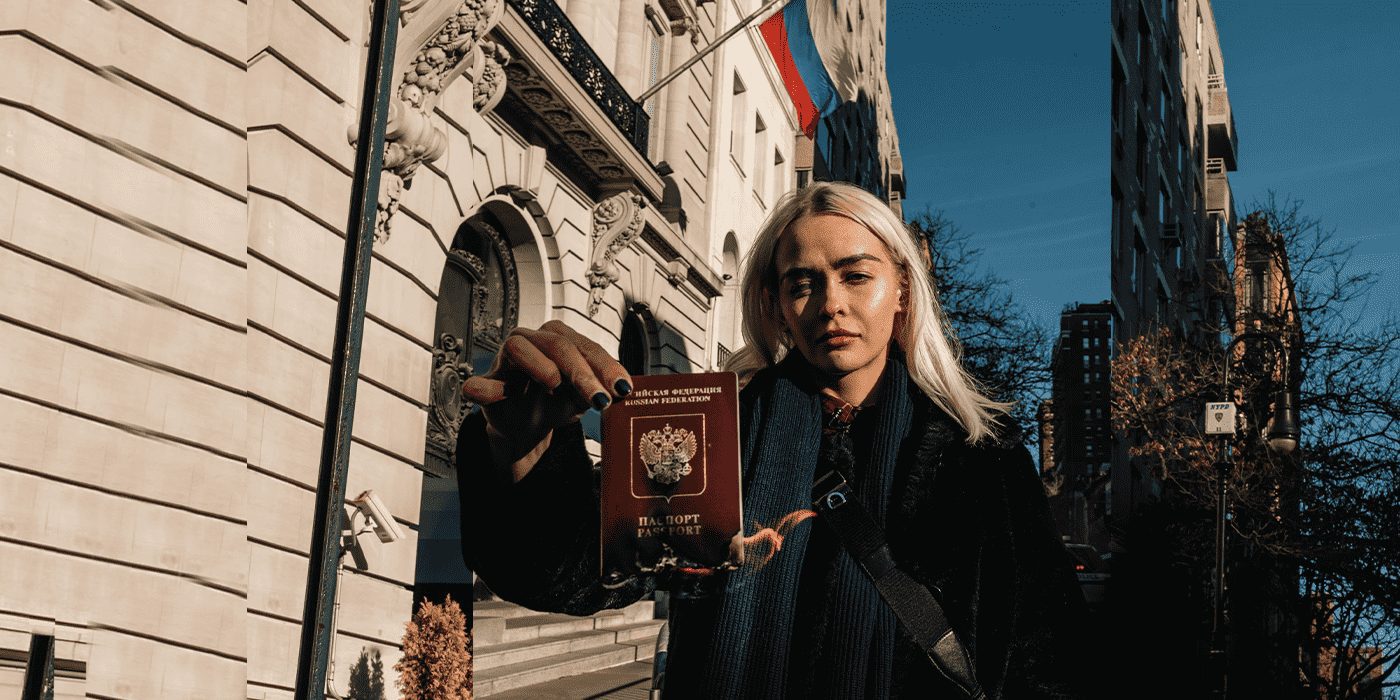 Rus Sanatçı Olive Allen ABD’de Pasaportunu Yaktı, Manzaraları NFT Olarak Satışa Sundu
