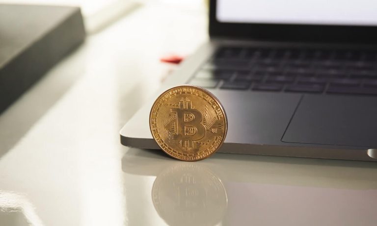 Yatırım Devi: Bitcoin Double-Bottom Paterni Oluşturuyor!