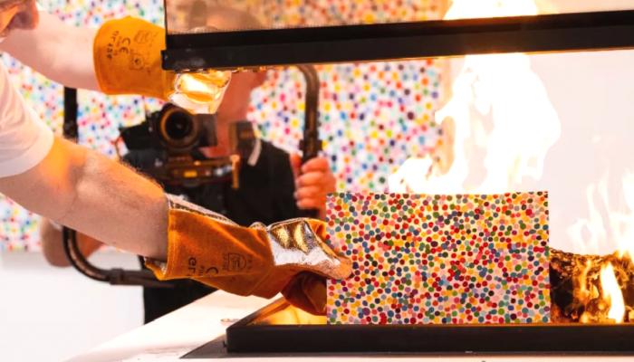 Sanatçı Damien Hirst, NFT’leri Sattıktan Sonra Yapıtları Yaktı