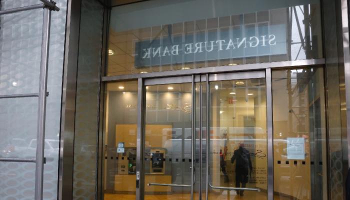 Senatörler, Signature Bank’ın Eski Yöneticisini Suçladı