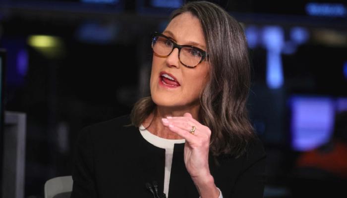 Cathie Wood, Binance Davasının Coinbase İçin Yeterli Olduğunu Söyledi