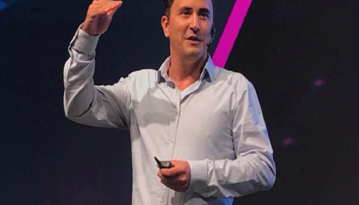 Emin Gün Sirer, Stars Arena’nın ardında durdu
